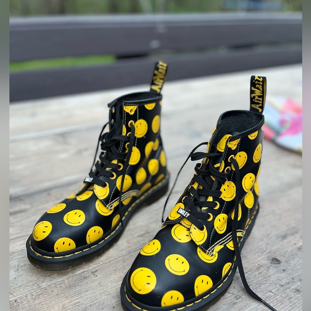Smiley Dr Marten Limited Edition - Picture 2 of 15